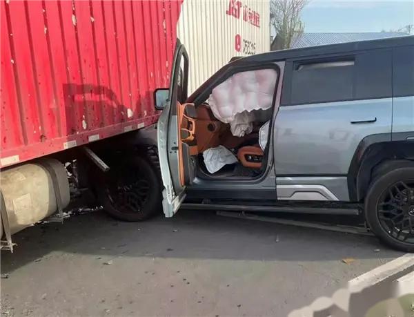 有网友发布了一组比亚迪仰望u8,追尾快递大货车的事故现场照片 能看到