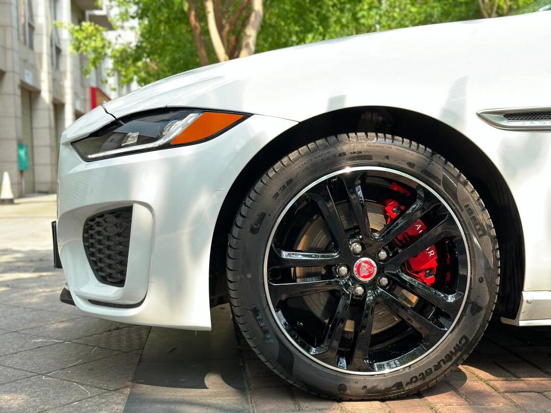 南宁捷豹卡钳改色轮毂烤漆