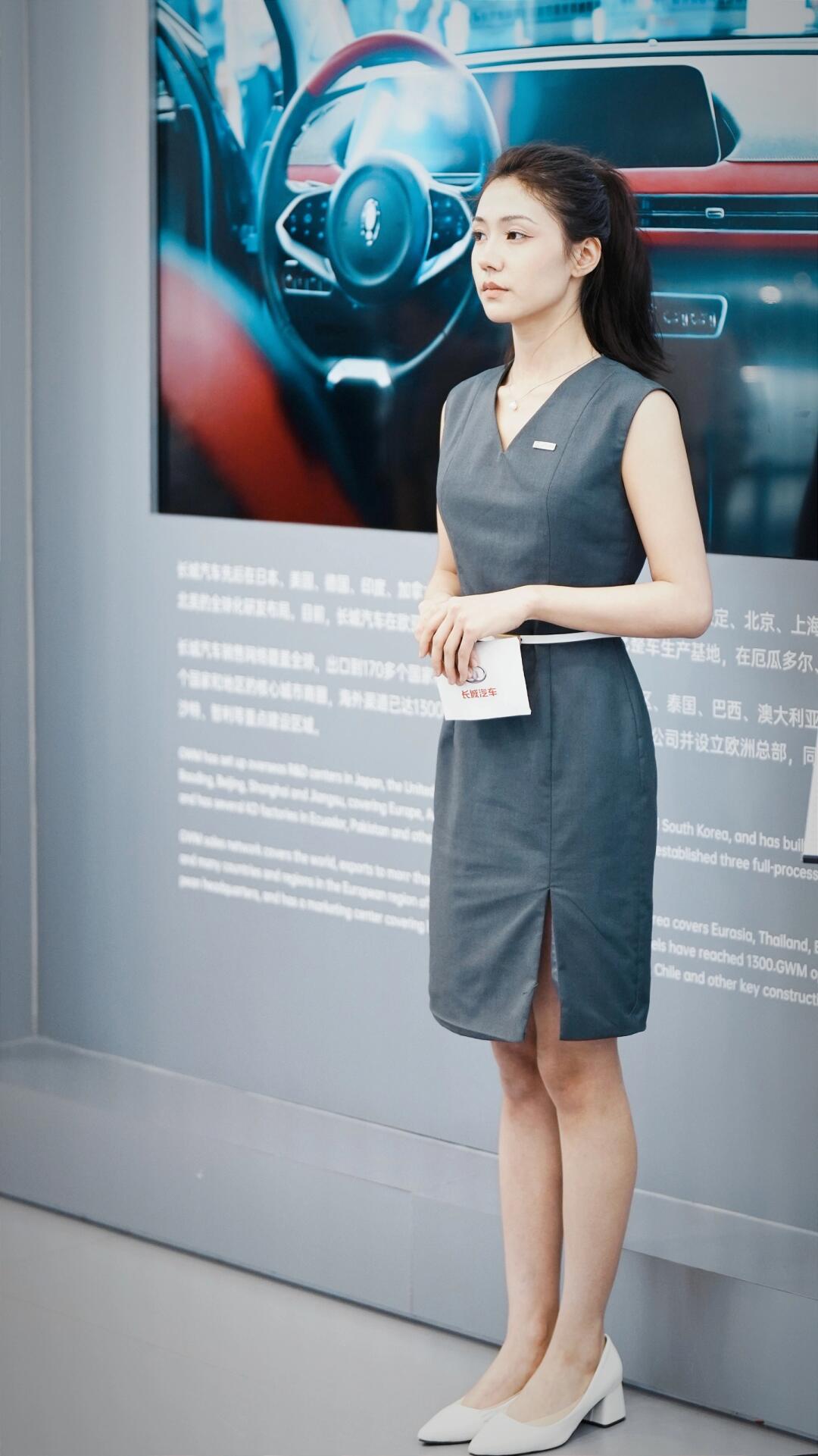 被这位北京车展礼仪得颜值惊艳到了