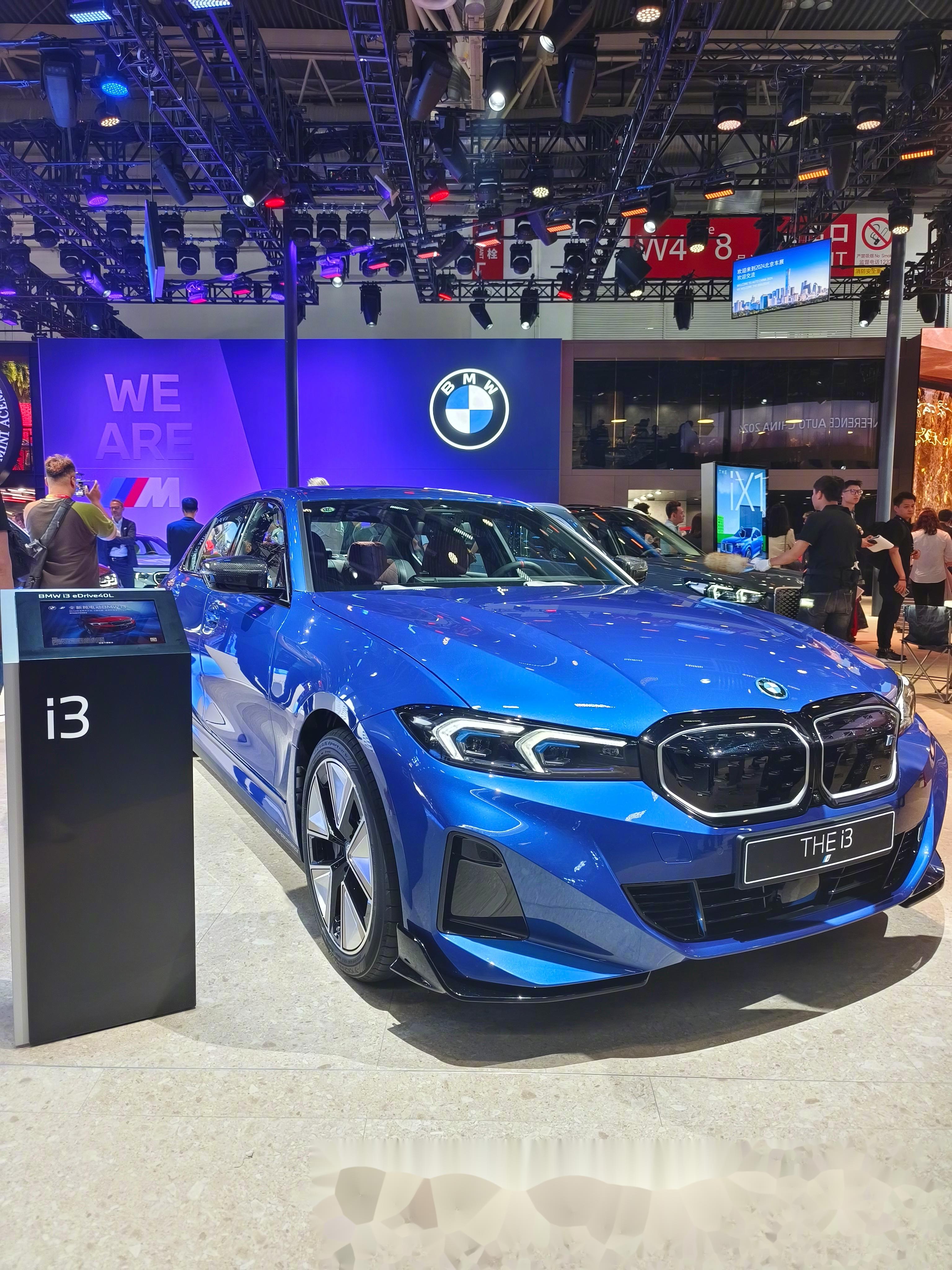 在北京车展,逛了一下宝马展台,几点感想: 第一,大家应该都还记得前段