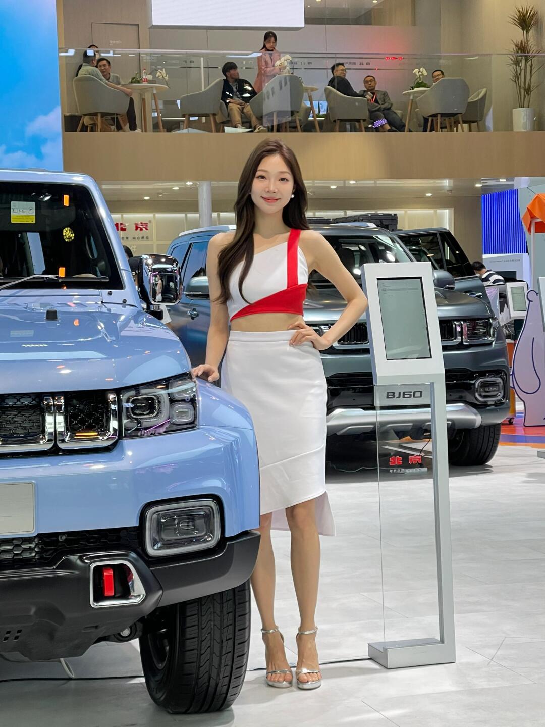 北汽展台的模特好漂亮!_汽车杂谈社区_易车社区