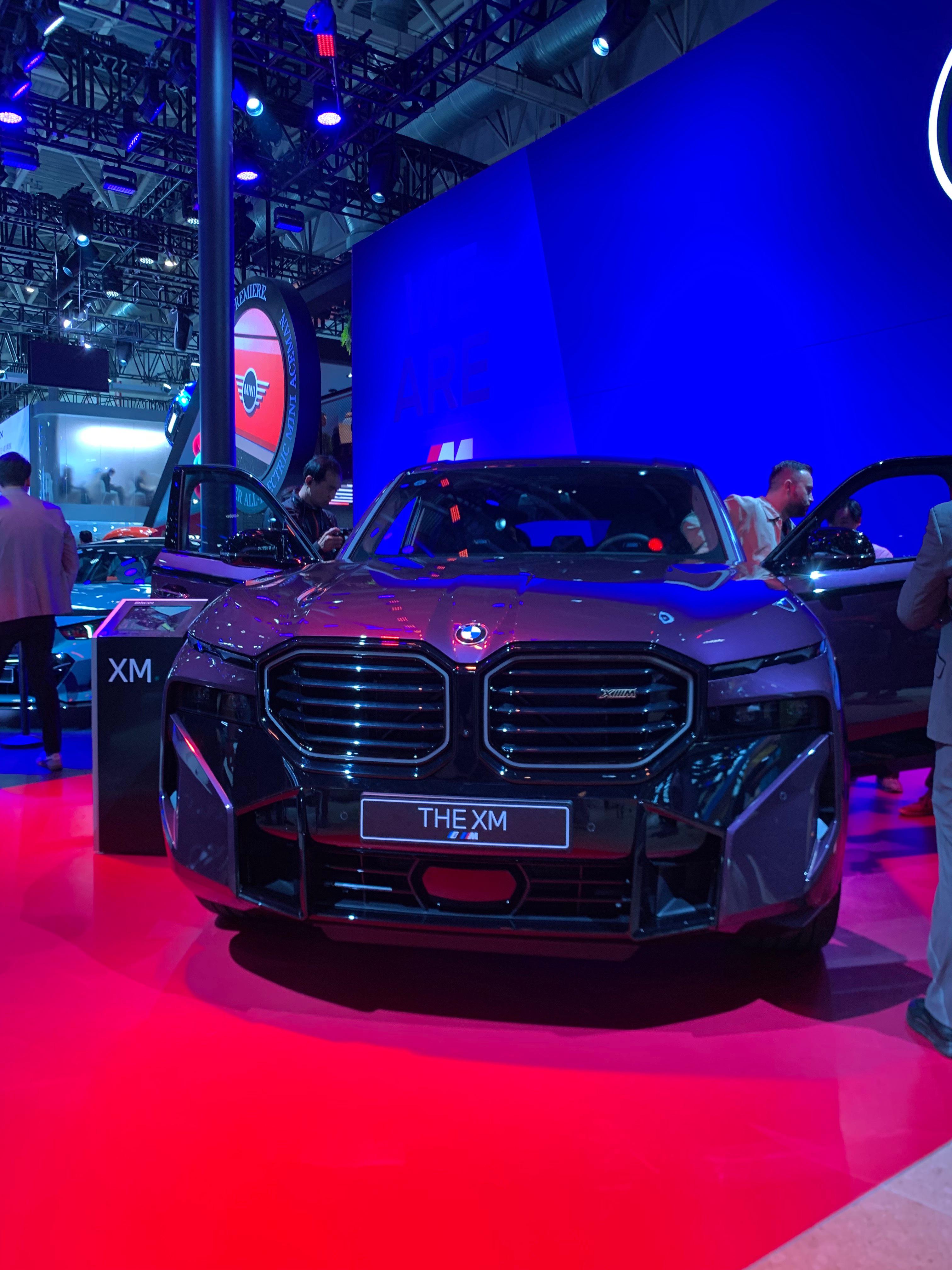 北京车展的宝马展台还是像以往一样人声鼎沸,挤都不好挤进去.