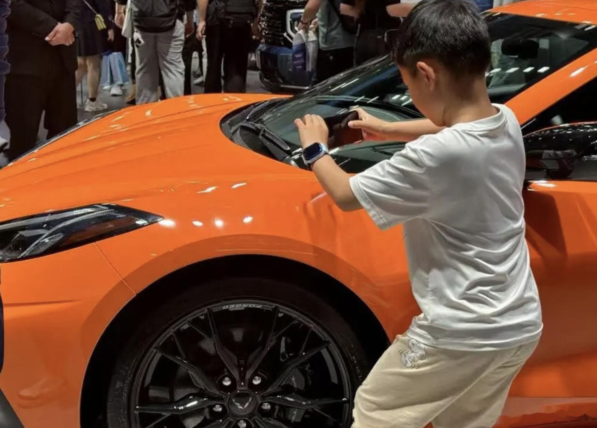 汽车工业要从娃娃抓起,北京车展在五一期间,迎来了一大波小朋友的围观