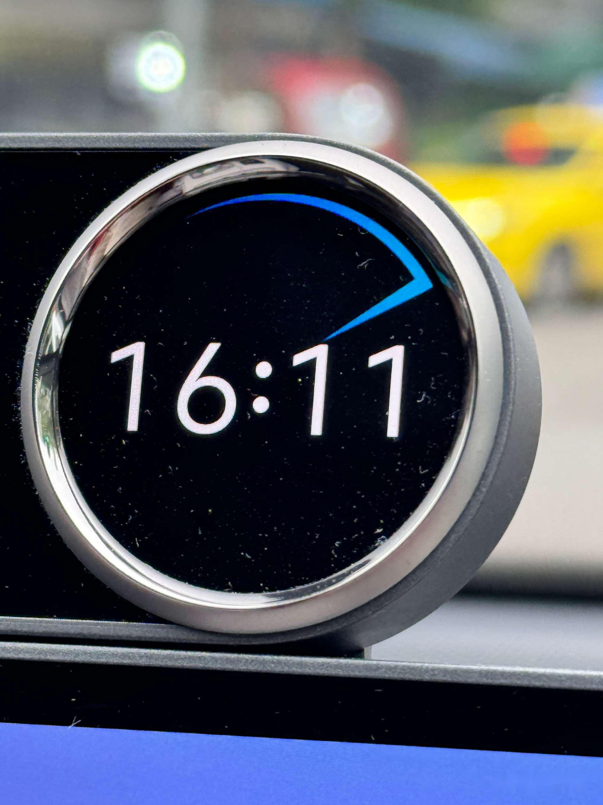 小米su7 智能双表盘ui设计挺细腻的,秒针拖着一个时间尾巴,仿佛在告诉