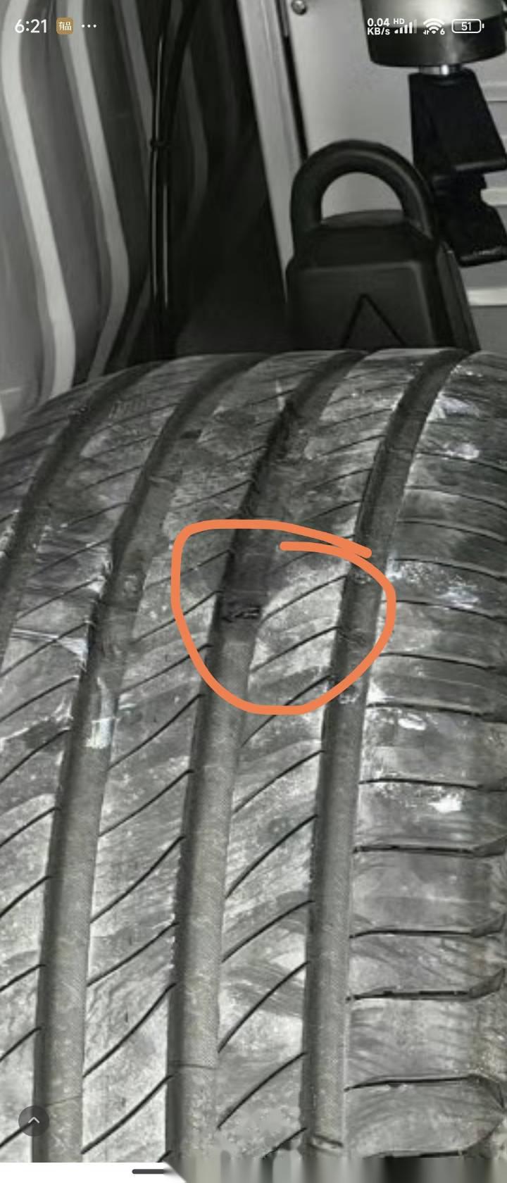 不是,这个轮胎并不是爆胎啊,看着好像是被钉子扎了,可能有人会说没