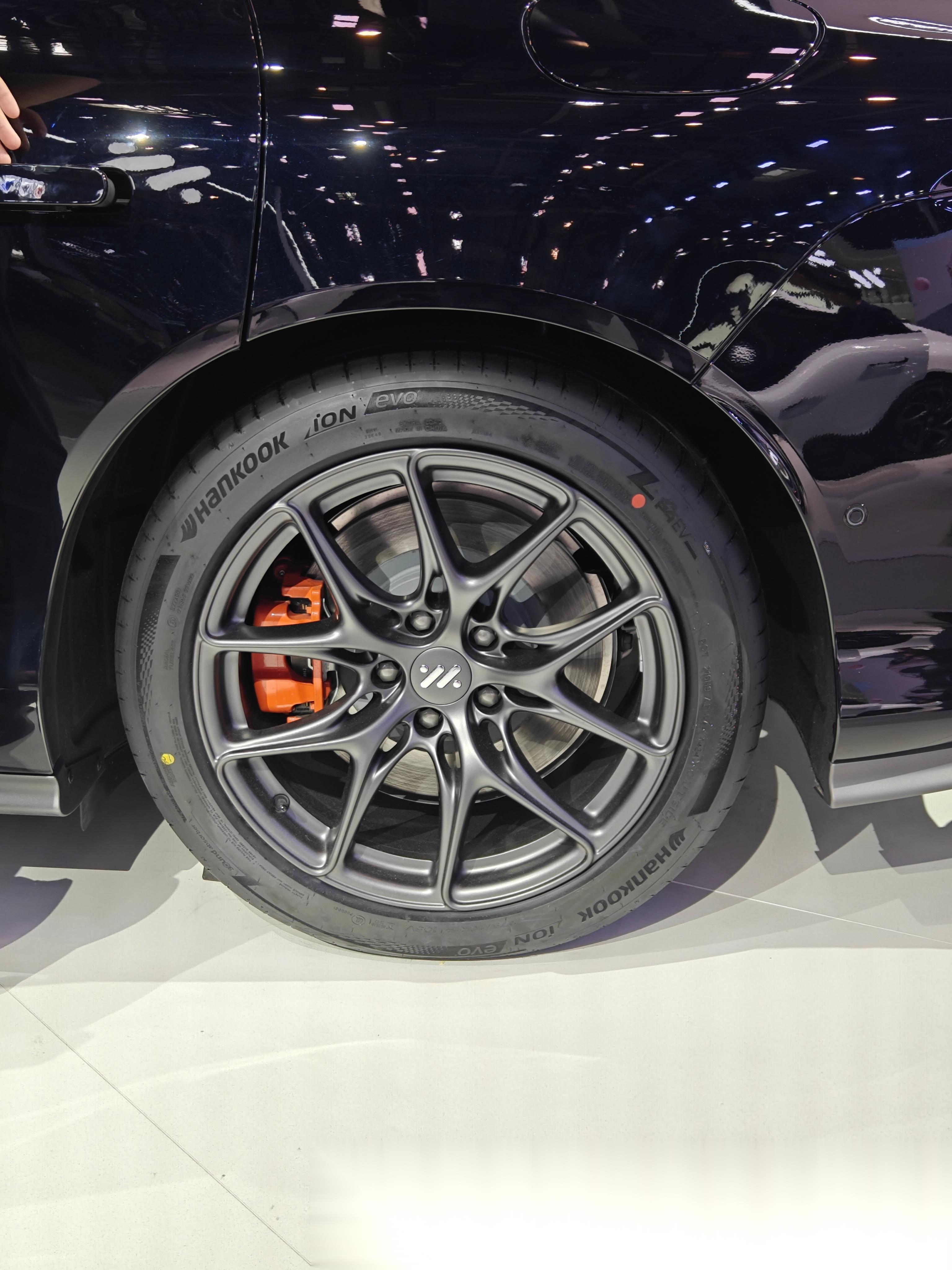 大部分车都还是白色好看,熊猫色干净又帅,智己的轮毂都挺不错,颜色都