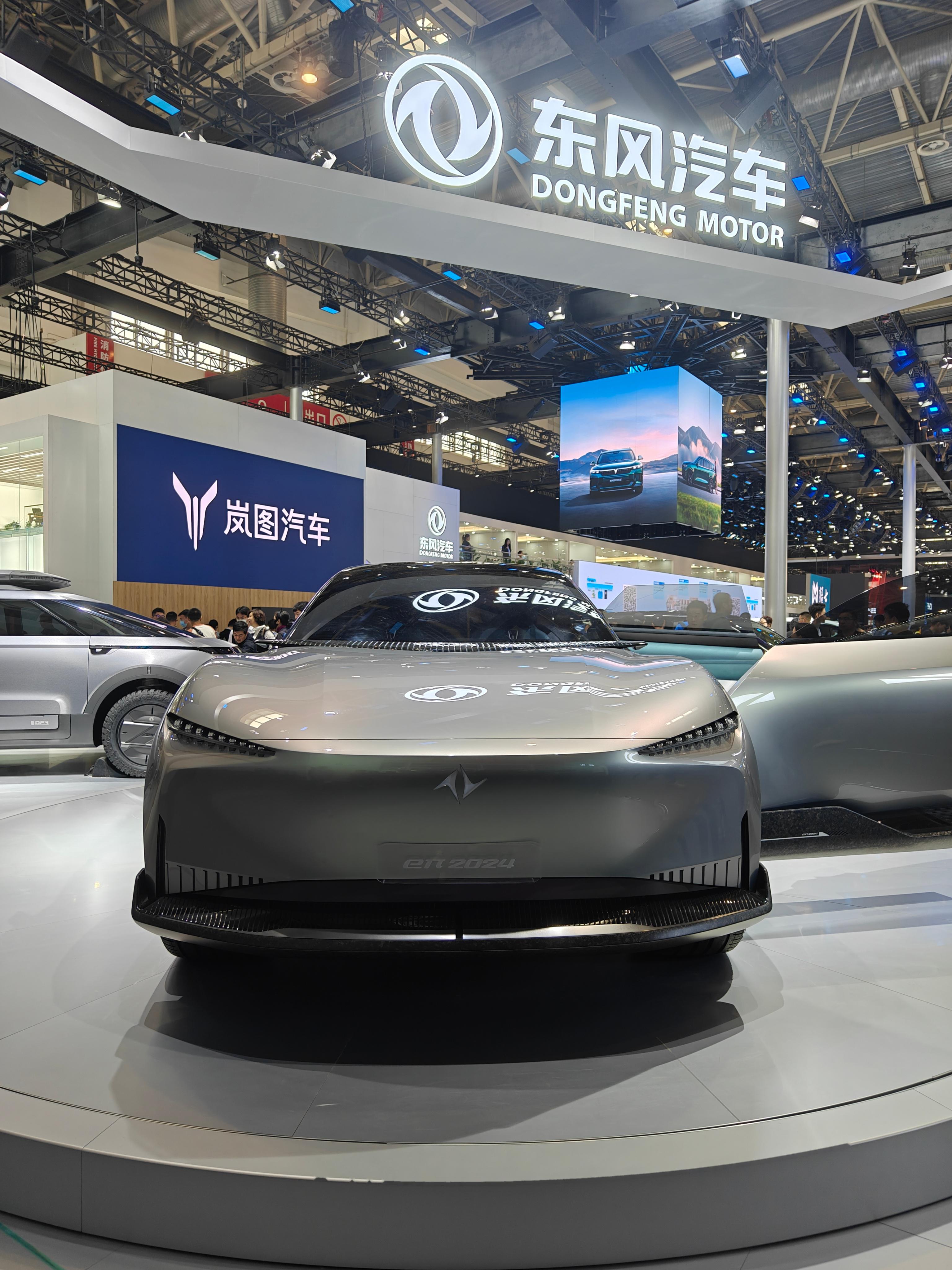 概念车合集,宝马那台还有点未来复古的感觉,不知道屏幕为啥设计成斜面