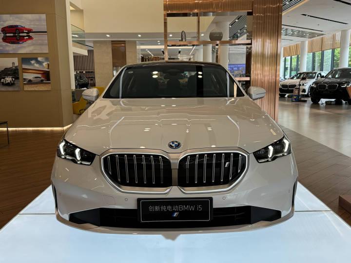 既然探店了全新宝马5系,所以我还去试驾了全新530li燃油版,这也算是