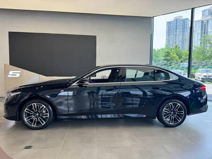 既然探店了全新宝马5系,所以我还去试驾了全新530li燃油版,这也算是