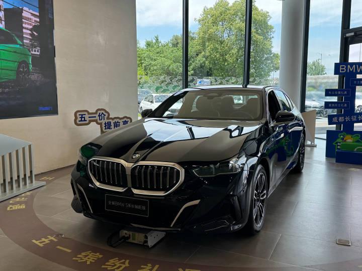 既然探店了全新宝马5系,所以我还去试驾了全新530li燃油版,这也算是