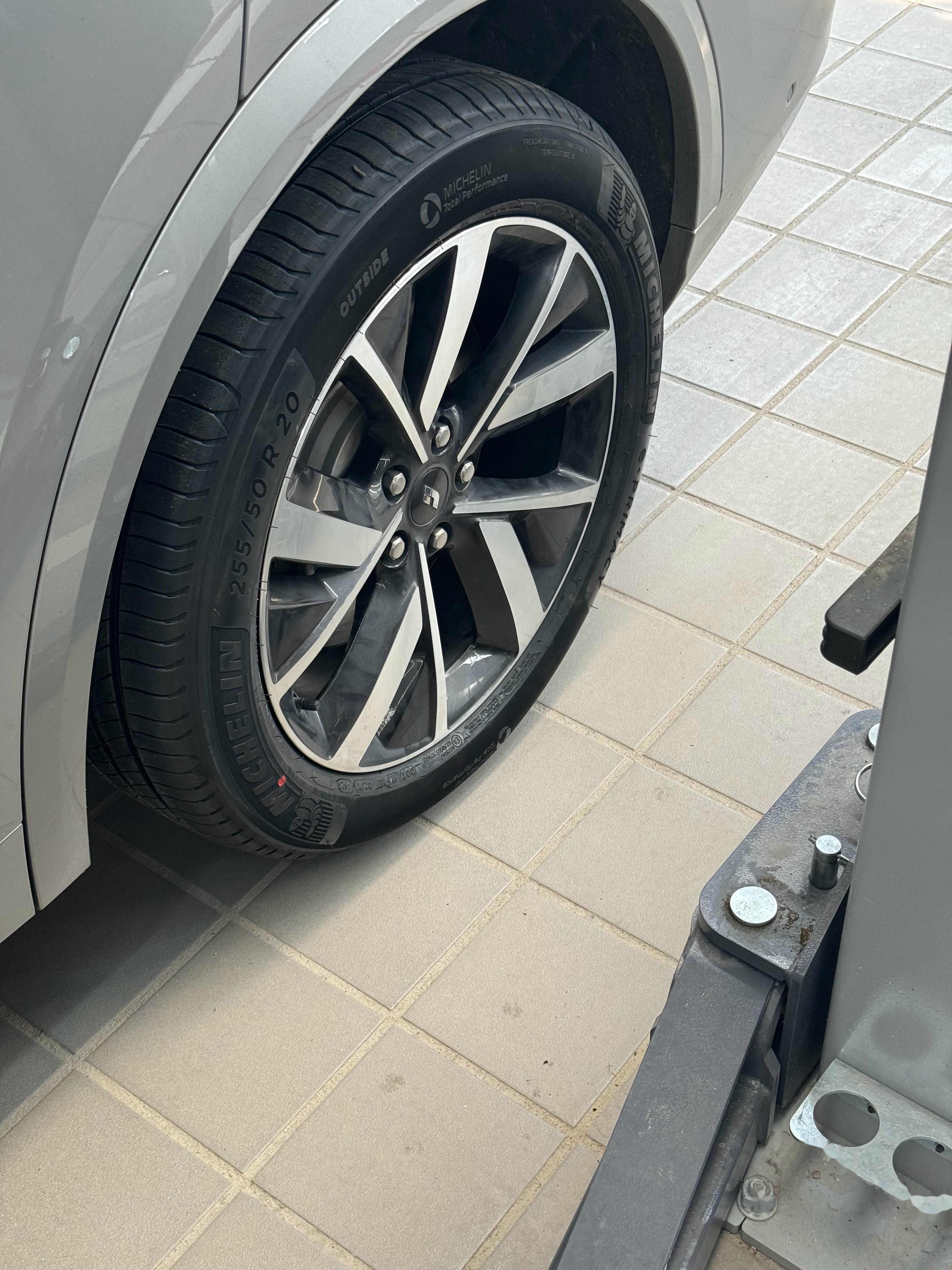 之前我的理想l8速度上了90多码就很抖,问了车友都说是轮胎的静音