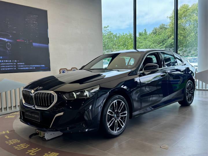 既然探店了全新宝马5系,所以我还去试驾了全新530li燃油版,这也算是