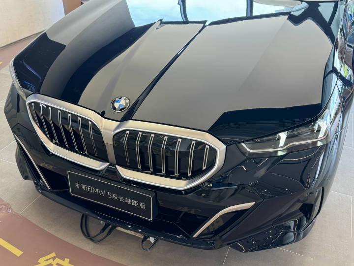 既然探店了全新宝马5系,所以我还去试驾了全新530li燃油版,这也算是