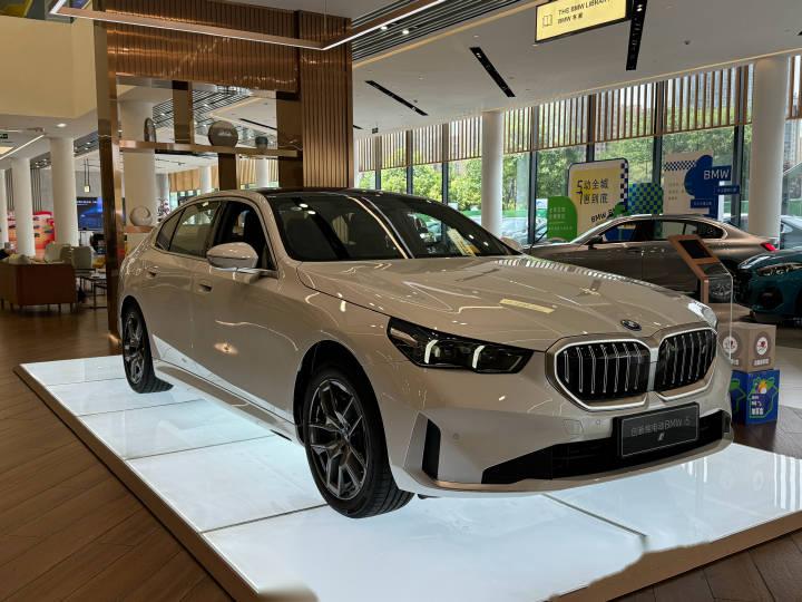 既然探店了全新宝马5系,所以我还去试驾了全新530li燃油版,这也算是