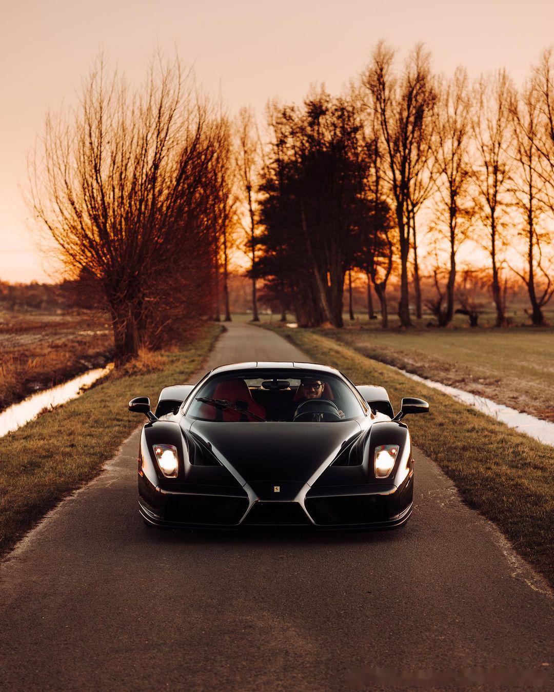 纯黑的法拉利恩佐 bohams拍卖行今年一季度刚刚在巴黎落锤成交,成交