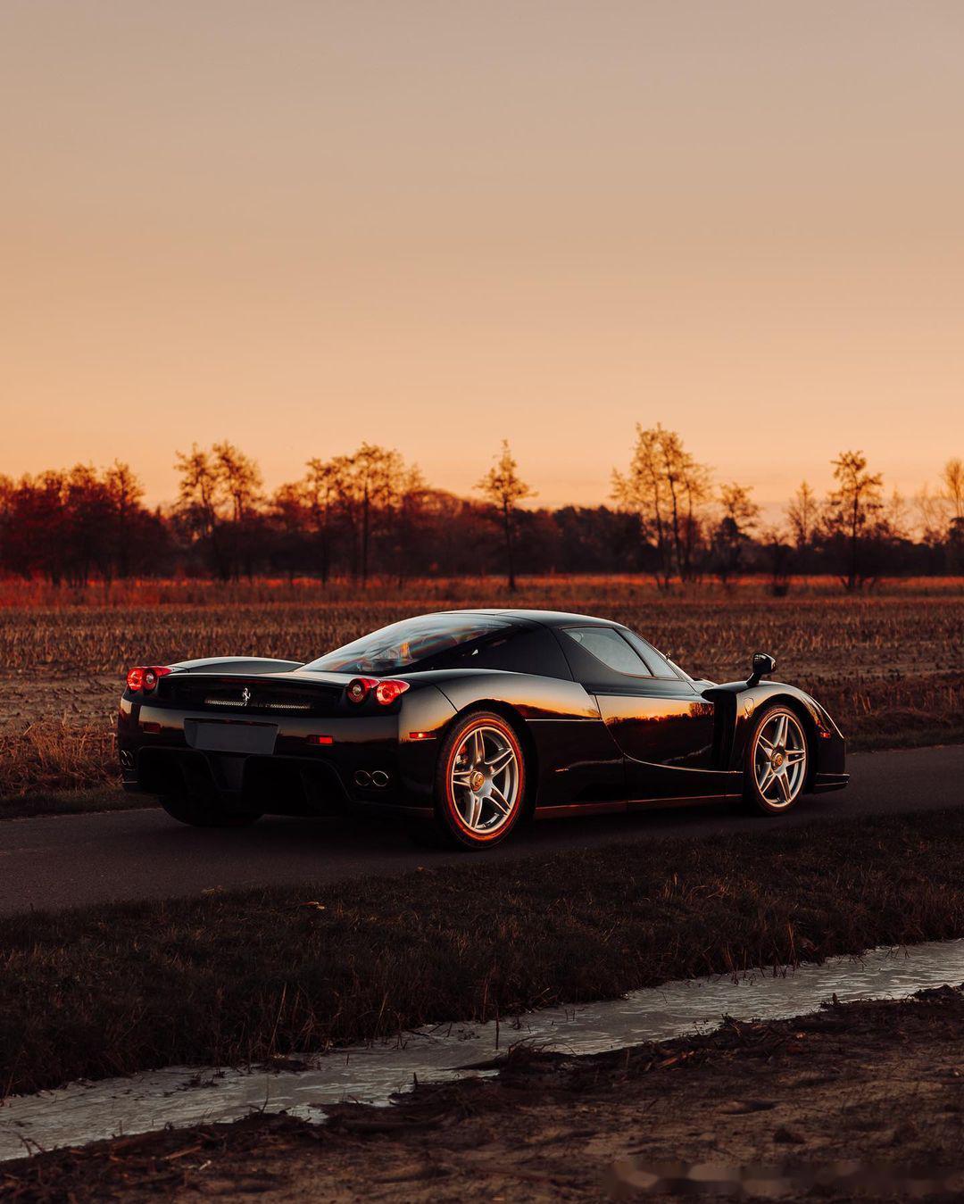 纯黑的法拉利恩佐 bohams拍卖行今年一季度刚刚在巴黎落锤成交,成交