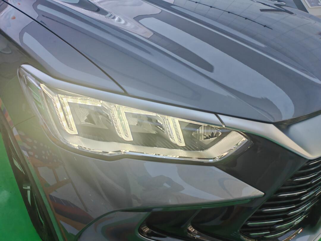 比亚迪宋pro配置有自动大灯,其工作原理是通过光敏传感器对外部灯光