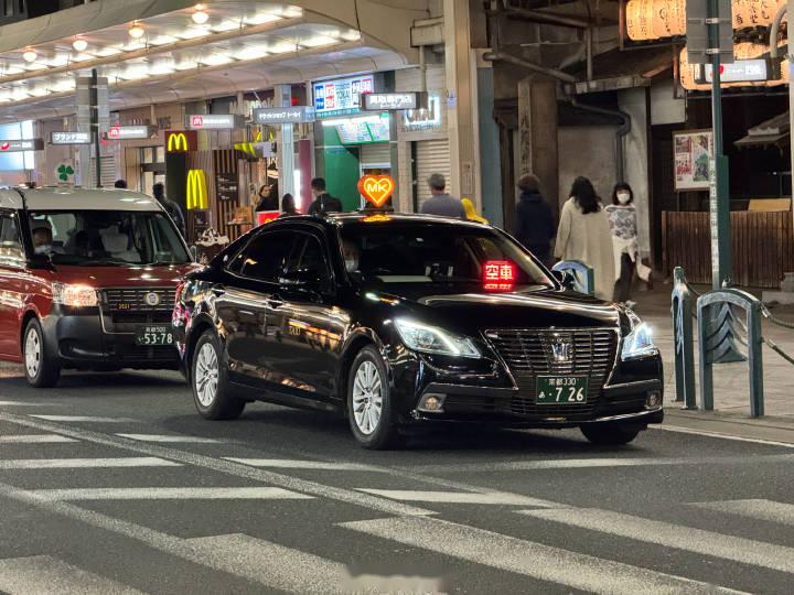 广州皇冠出租车图片