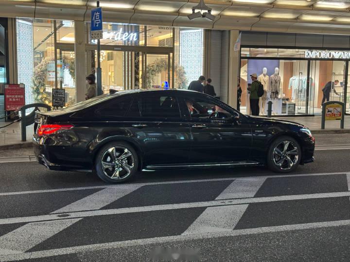 各种丰田 历代皇冠出租 各种版本 甚至有奔驰w205