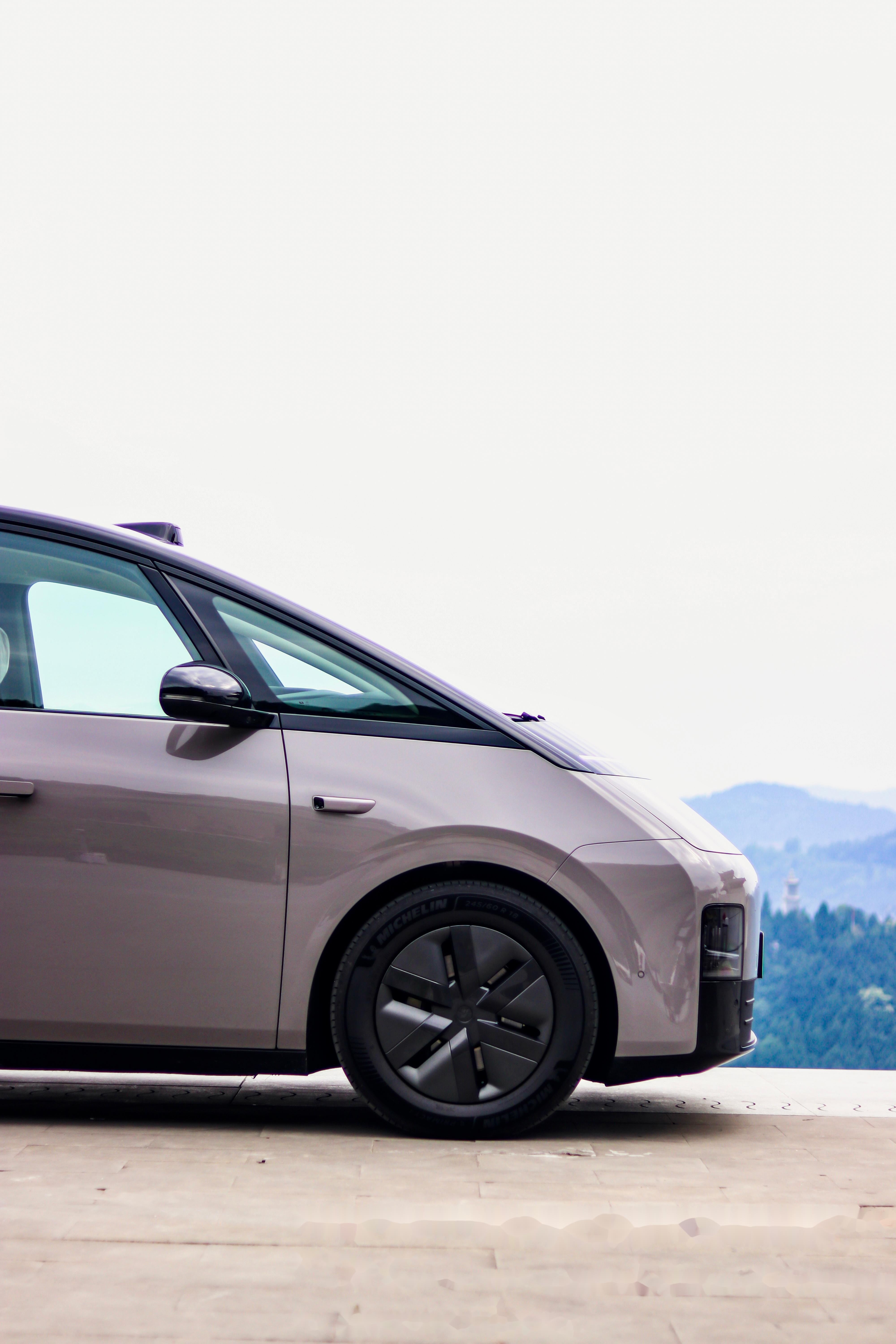 理想mega这车的外观太容易两极分化了,有喜欢这个外观设计的,同时也有