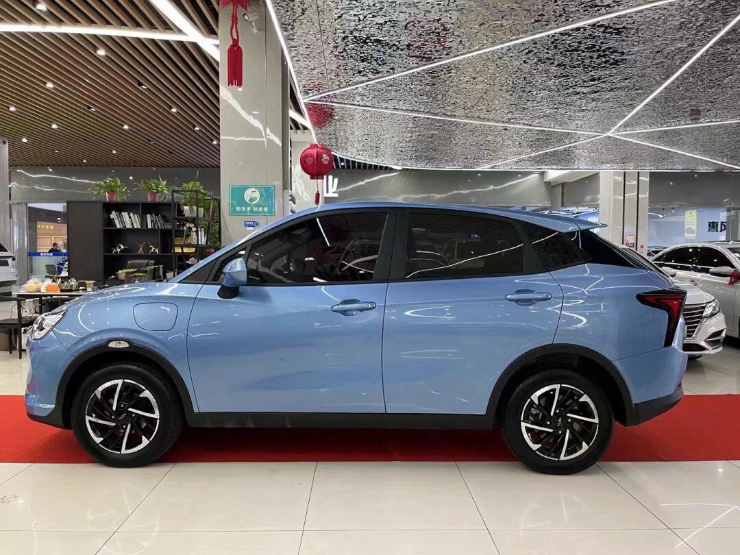 新到2022年4月哪吒v定制版,纯电续航401公里