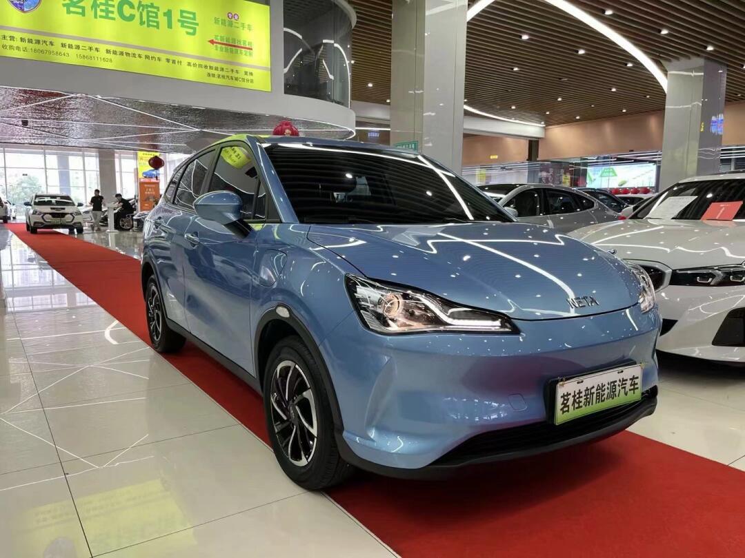 新到2022年4月哪吒v定制版,纯电续航401公里