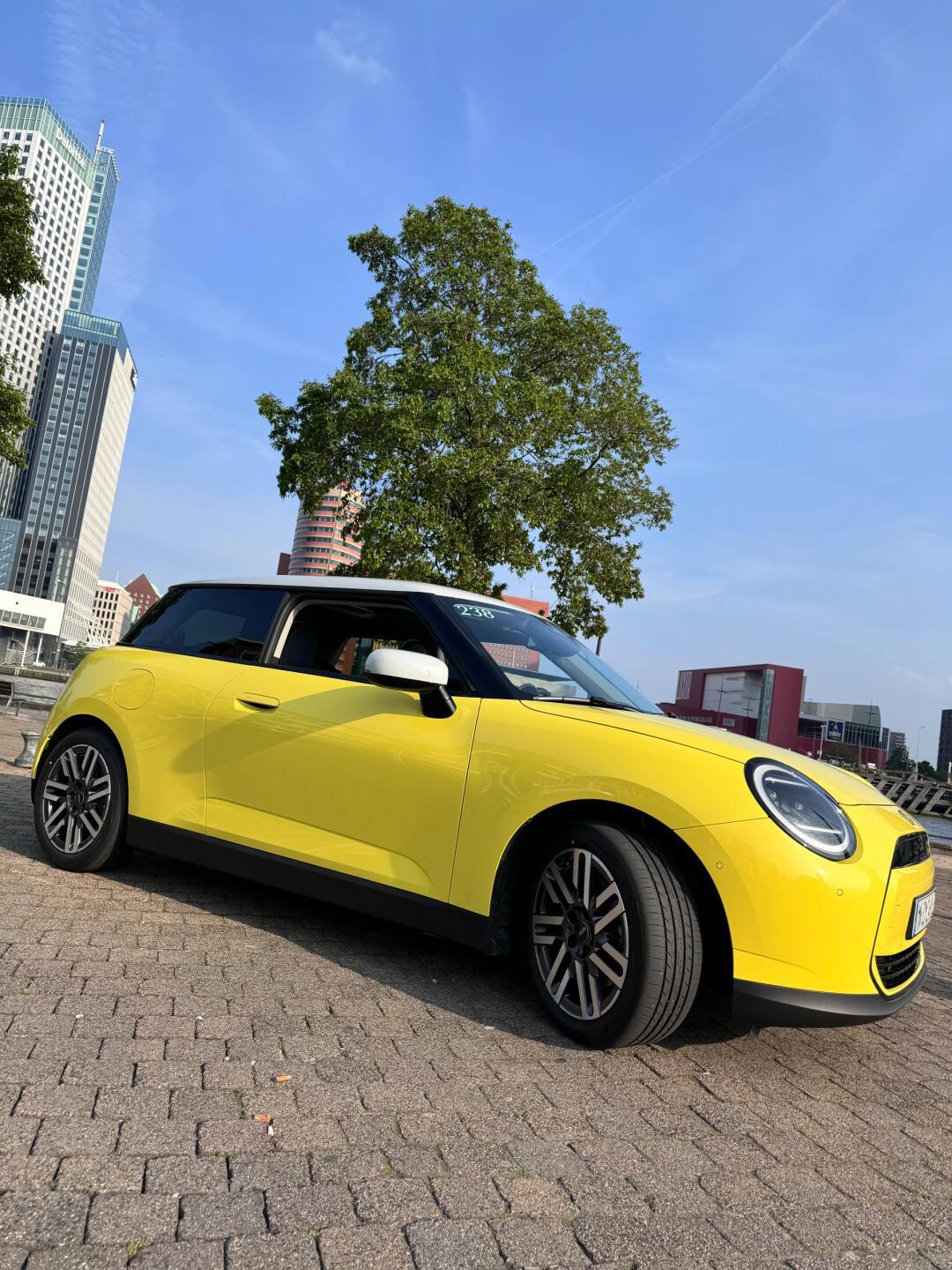 荷兰试驾全新mini cooper se艺术家
