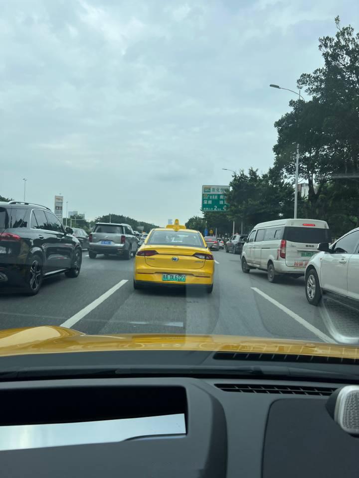 开着大黄 在路上遇到一群黄色出租车05让我有点想把大黄开去重庆跑