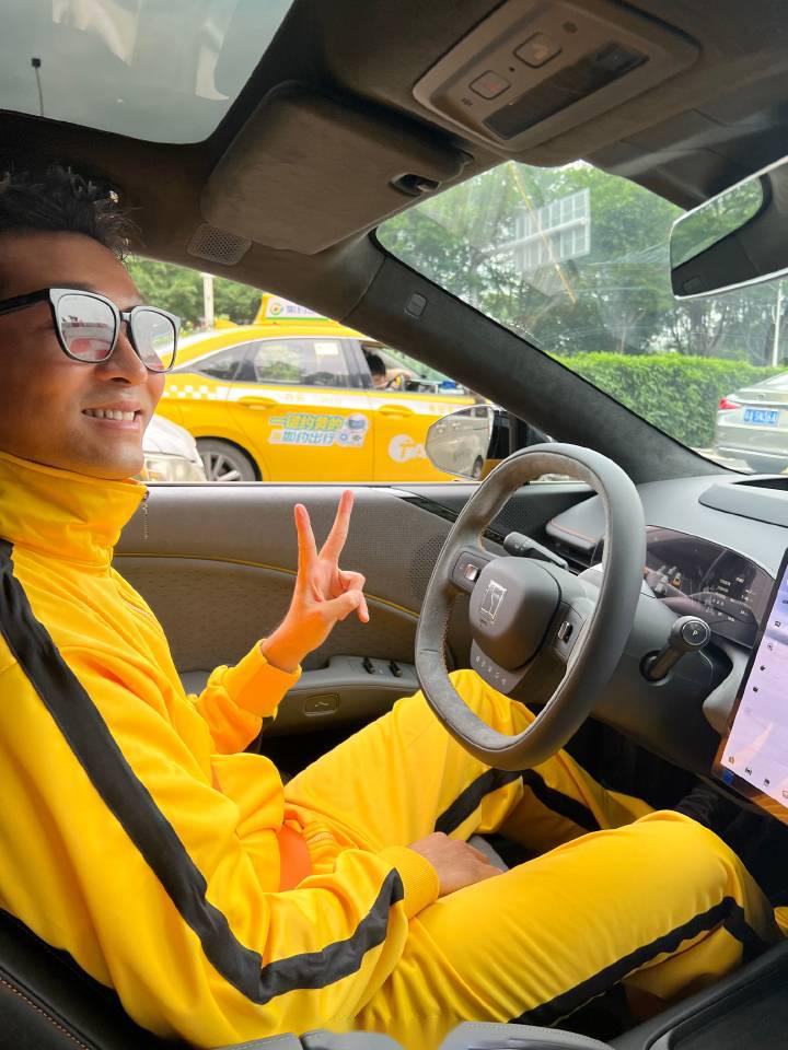 开着大黄 在路上遇到一群黄色出租车05让我有点想把大黄开去重庆跑