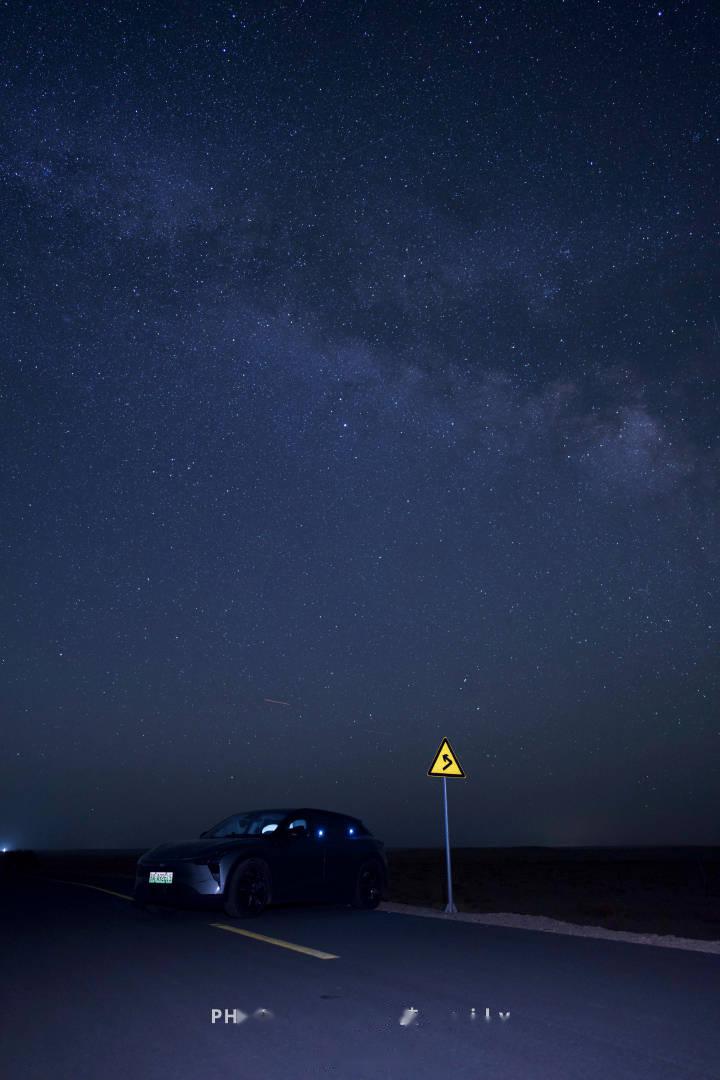 追极光,探星辰,有极越01相伴更轻松,毕竟观看宇宙奇迹,总需要远离城市