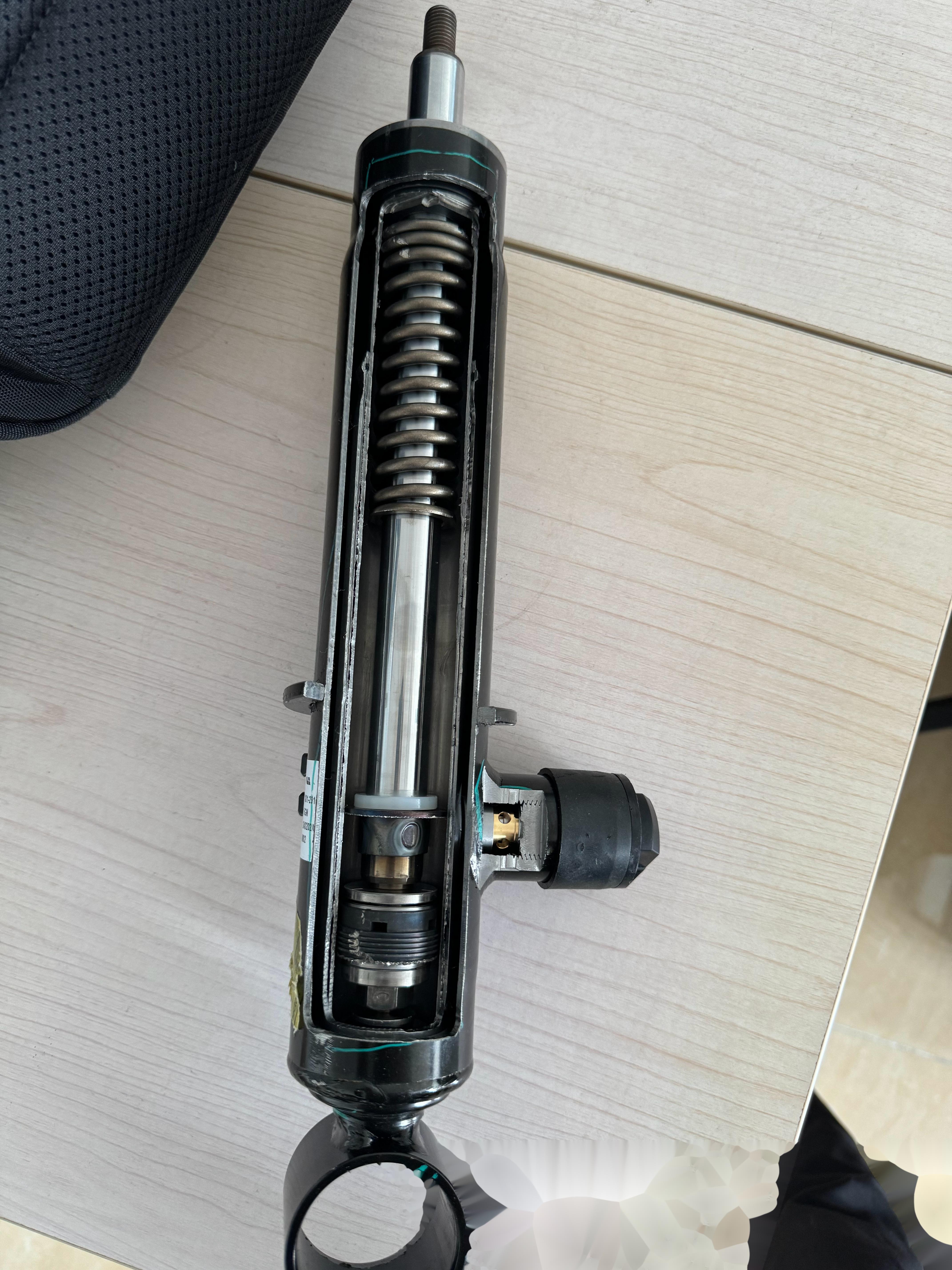 cdc减震器(俗称电磁减震器)的内部结构; 能力:能通过电流的变化来改变