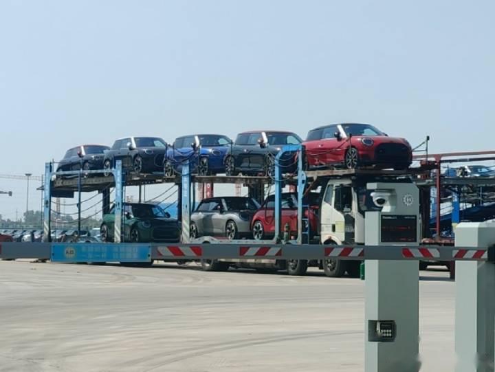 路过光束汽车工厂,电动mini都在这里产厂区太大了,建设超好,本地朋友