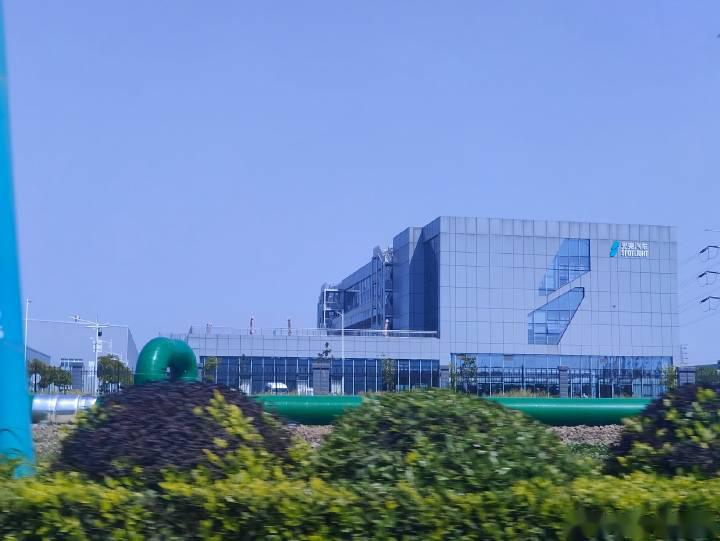 路过光束汽车工厂,电动mini都在这里产厂区太大了,建设超好,本地朋友