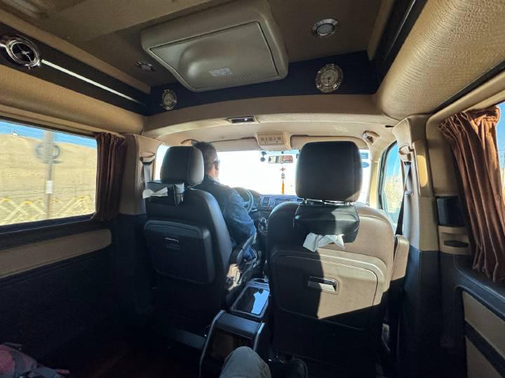 第一次见迈特威搞这种乡村豪华装修,底盘本来就很硬,内饰到处都是人造