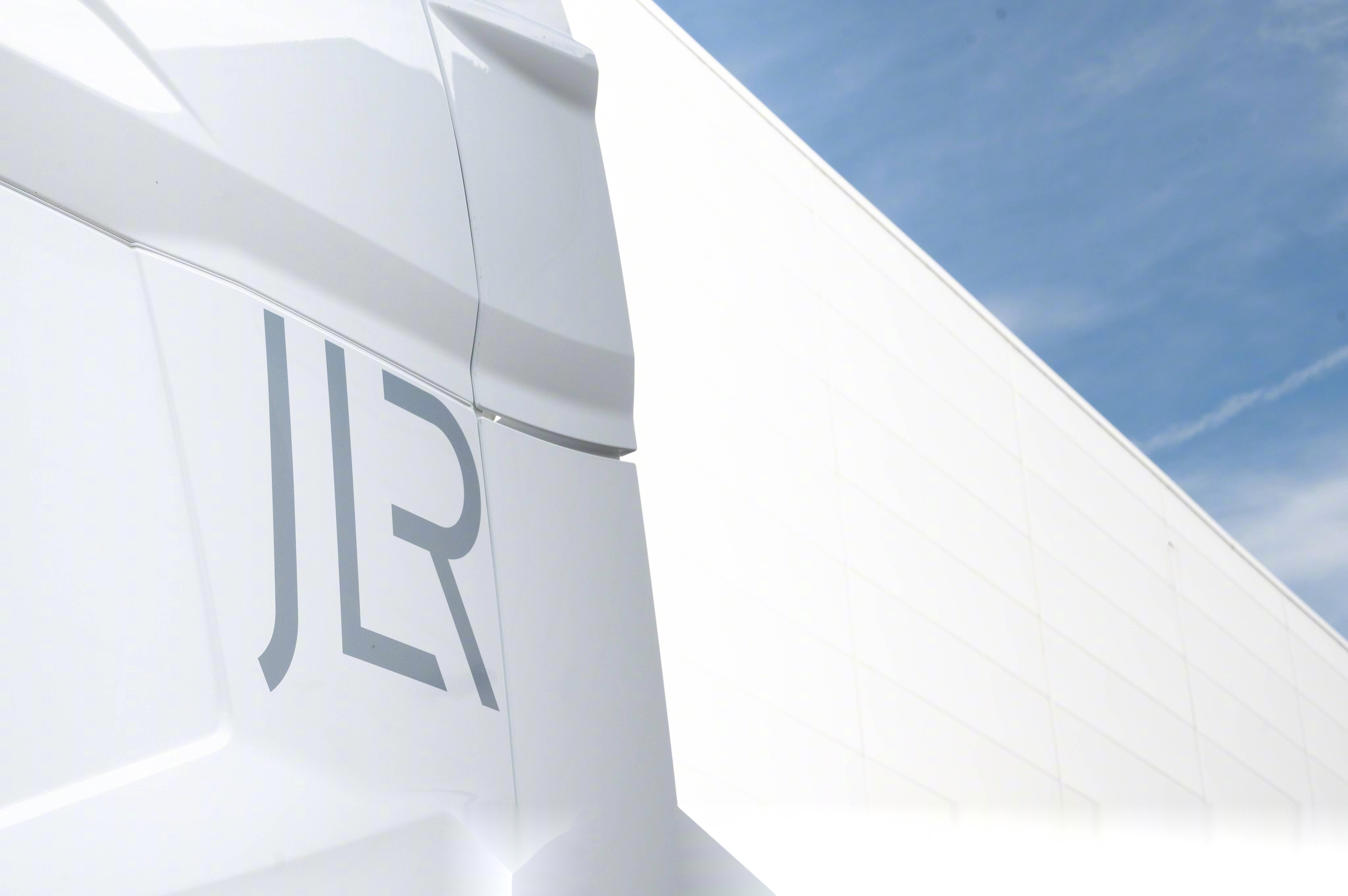 2023/24财年捷豹路虎全球营收290亿英镑,同比增长27%,公司自由现金流