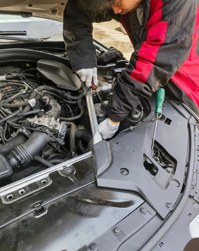 "宝马b48发动机还是不行啊,才行驶5万公里的宝马5系,就开始各种漏