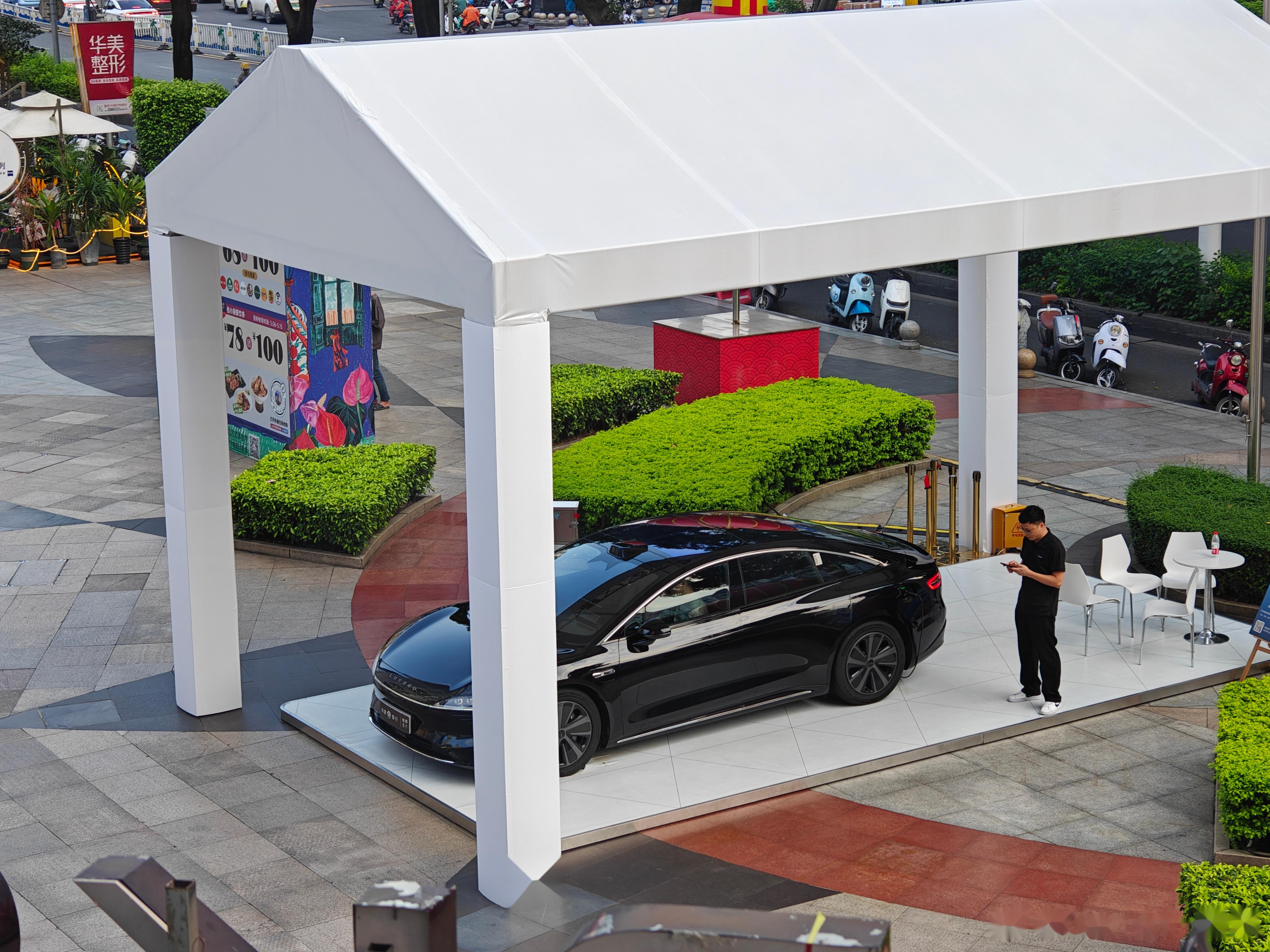 华为pura70搭的临时展厅边上附带的展车是智界s7,可见鸿蒙智行里智界