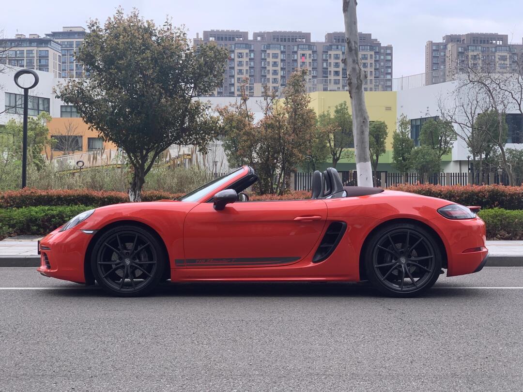 出22年小姐姐代步车保时捷718spyder
