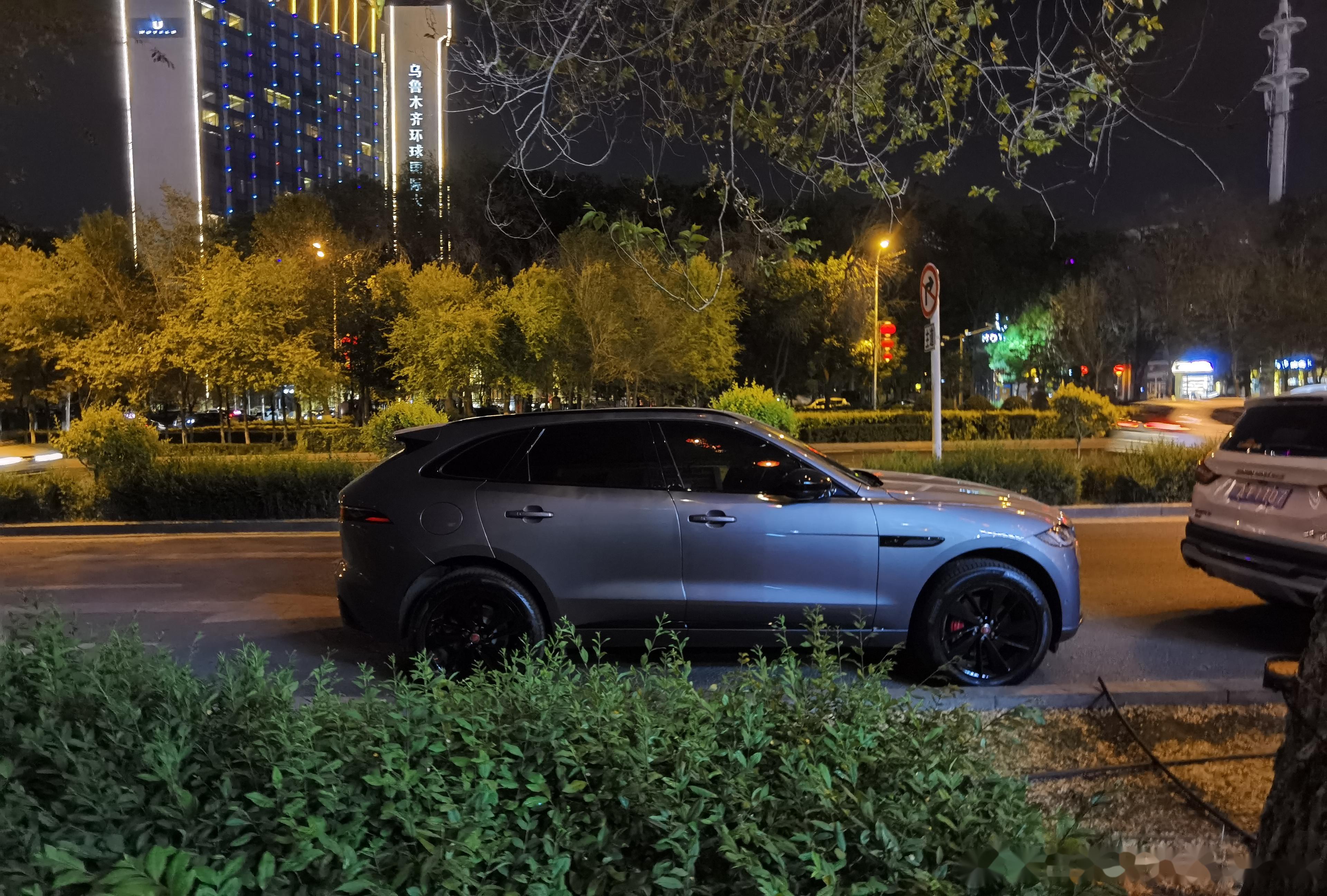 时隔三年重返新疆,坐着捷豹f-pace来吃个夜宵