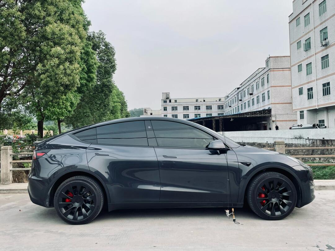 特斯拉model y星空灰卡钳改了个色