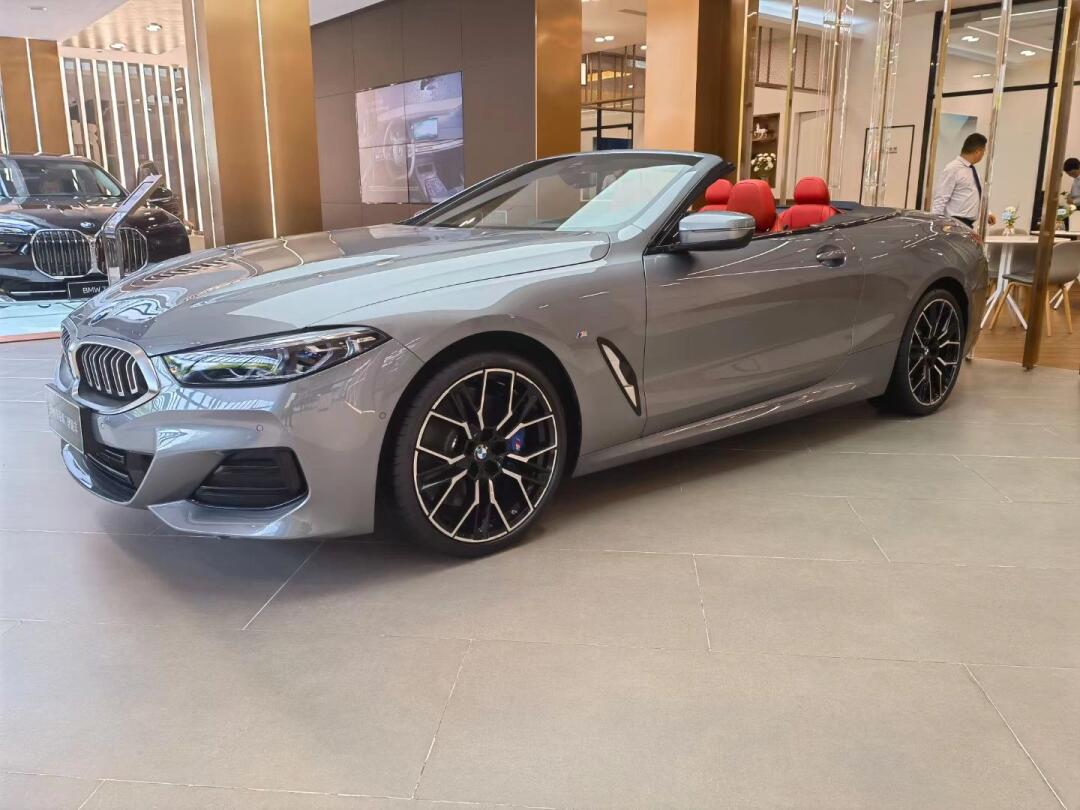 8系敞篷轿跑车的内饰空间格调优雅,搭载诸多高品质装备,处处彰_宝马8