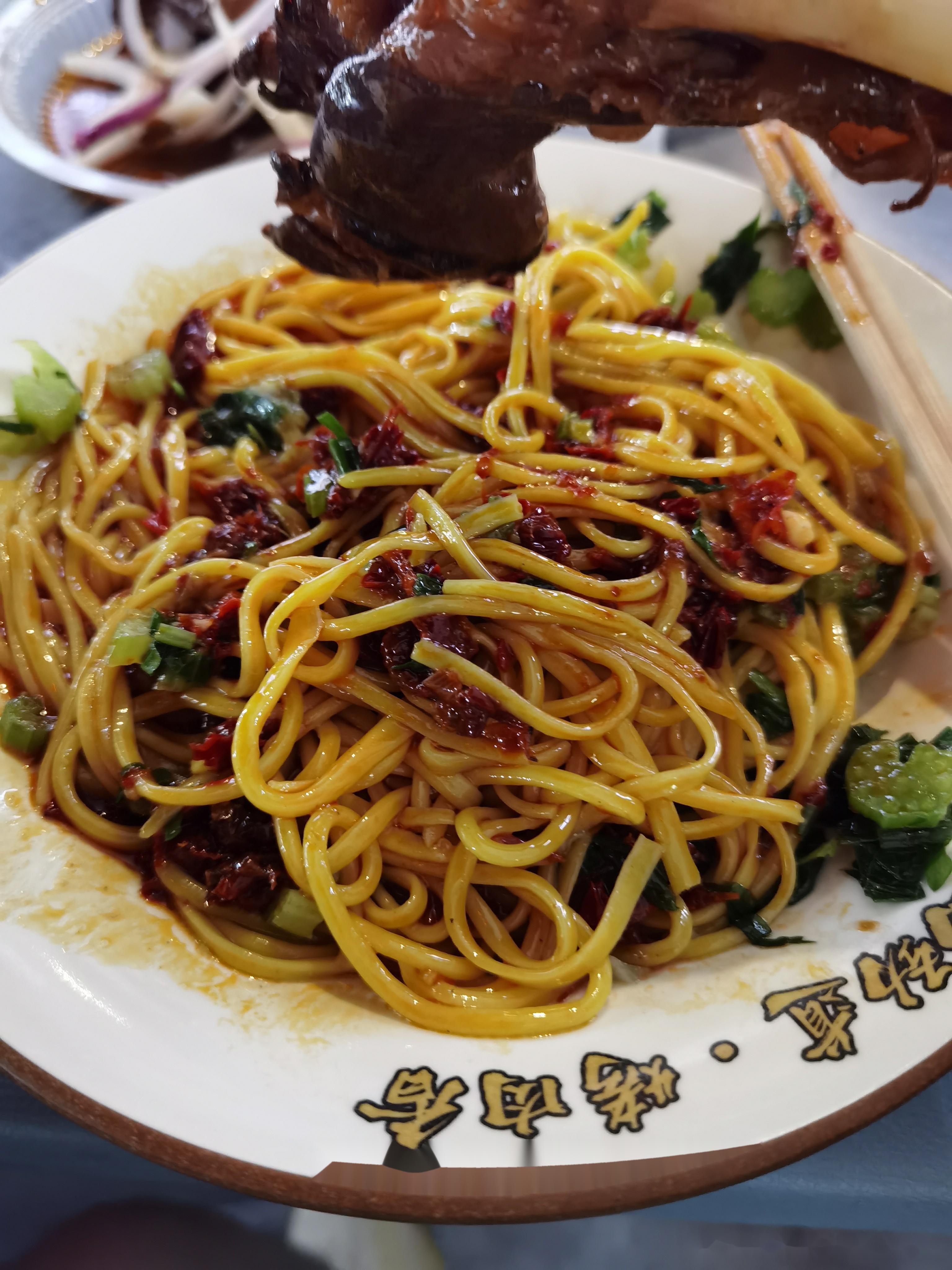 时隔三年重返新疆,坐着捷豹f-pace来吃个夜宵