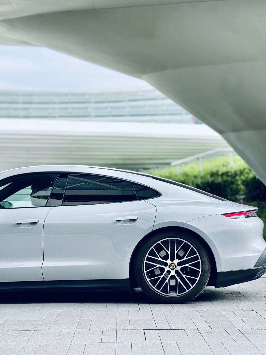 保时捷taycan一代目.