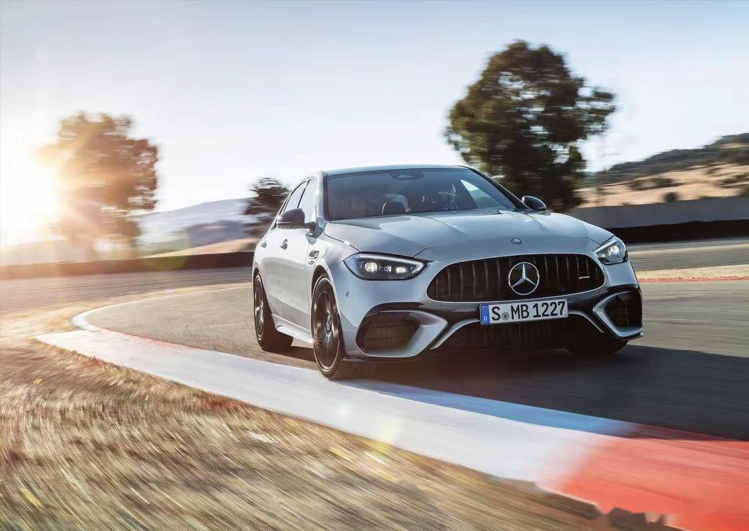 近日国外媒体的消息指出,全新梅赛德斯-amg cle63 coupe将会采用4.