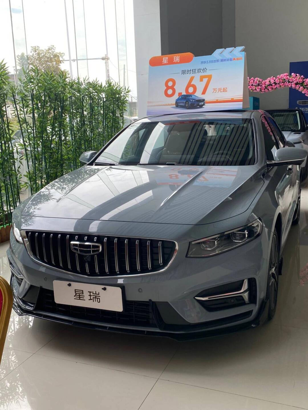 5 1外观方面,沉稳大气,虽然有运动套件但是黑色车身,所以不张扬略