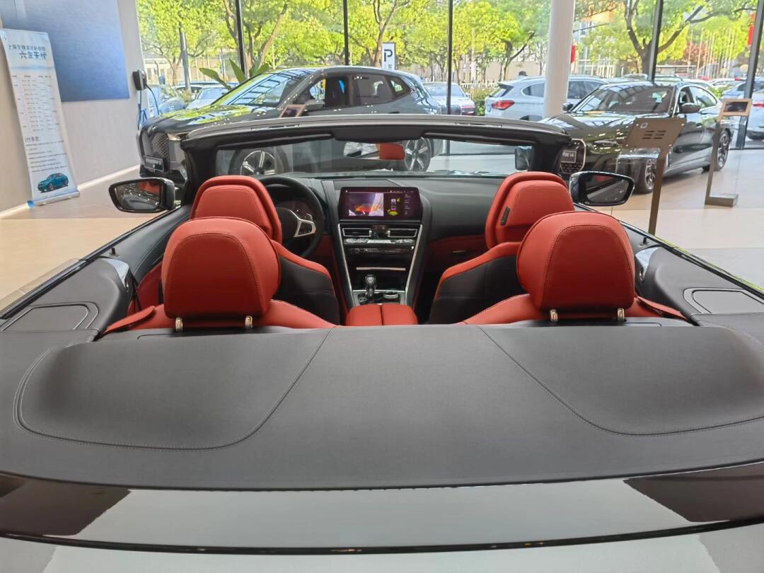 8系敞篷轿跑车的内饰空间格调优雅,搭载诸多高品质装备,处处彰_宝马8