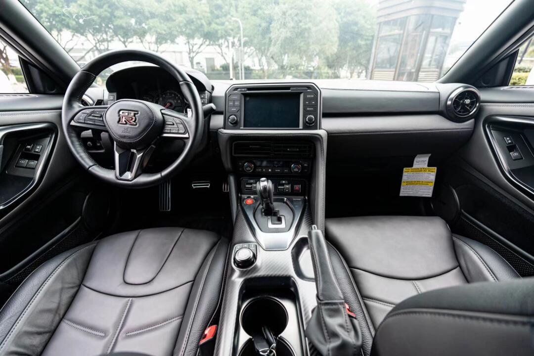 超帅的它来了90实物～战神gtr!