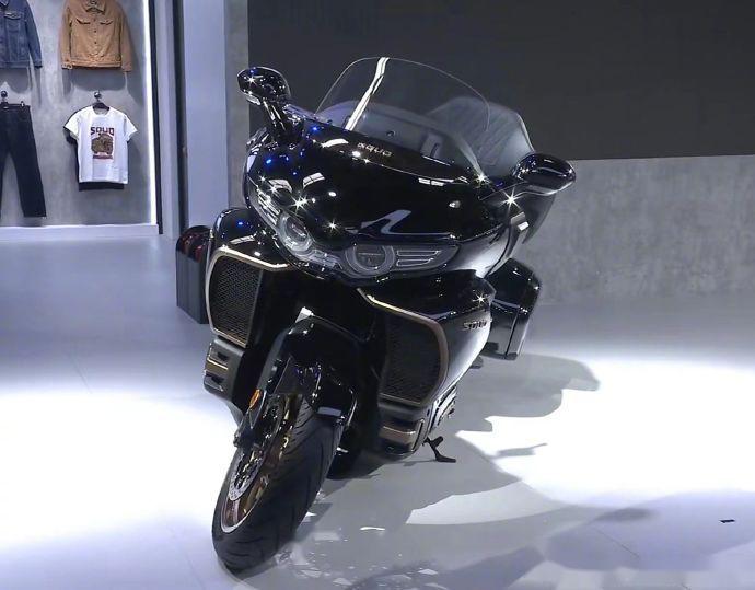 5月17日,在北京国际摩托车展览会上,长城灵魂8缸摩托车正式亮相.