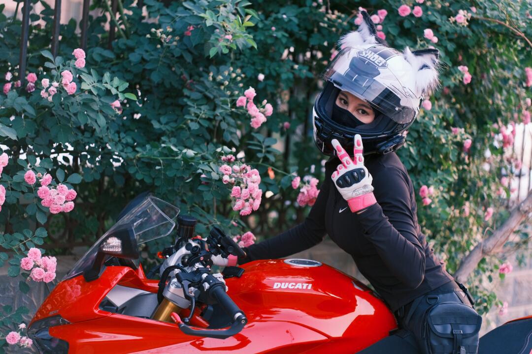 机车跟花 美女是最配的_汽车杂谈社区_易车社区