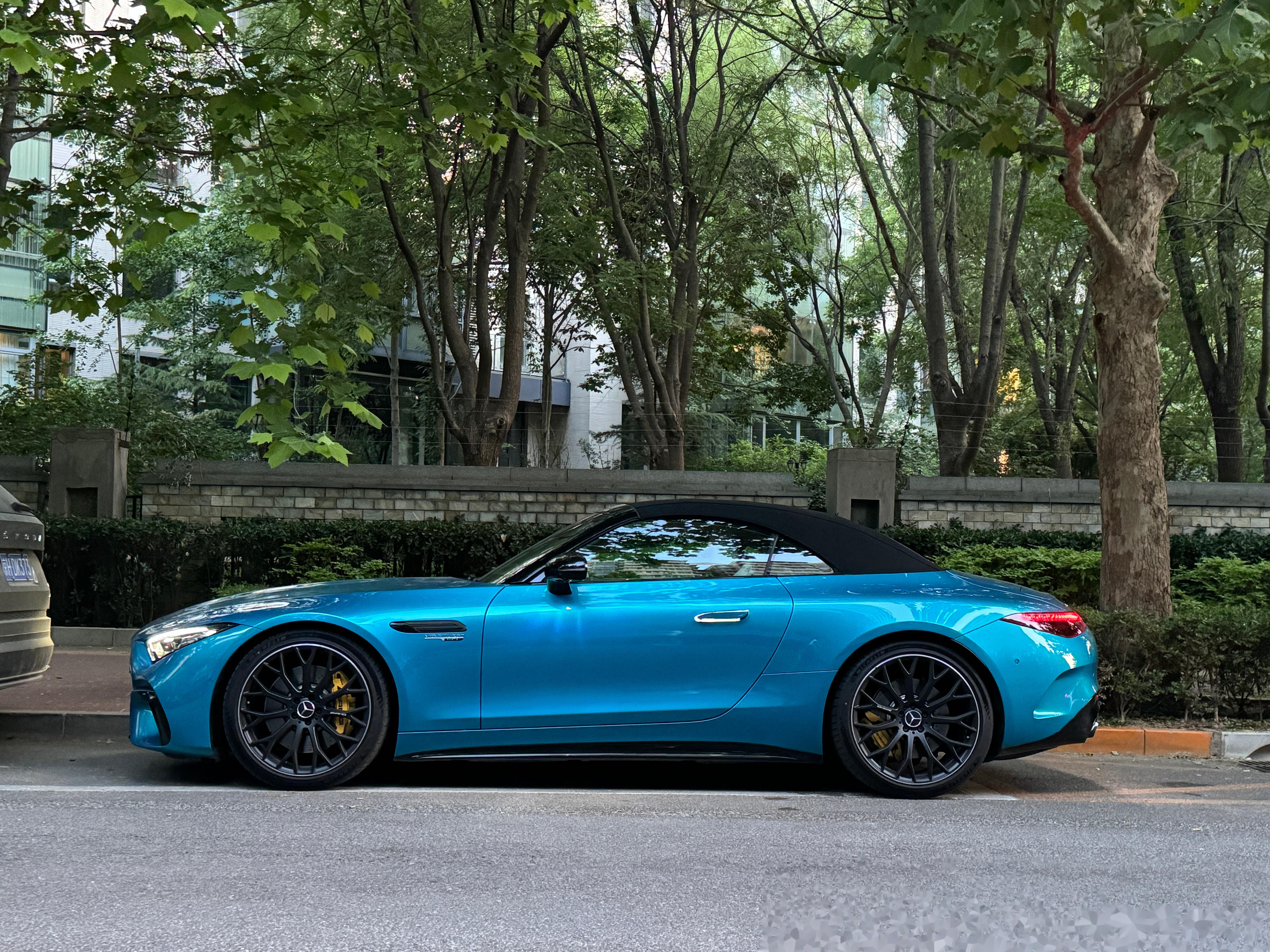 开一辆 amg sl 63 4matic 出门的好处是,确实没有人在路上别你了